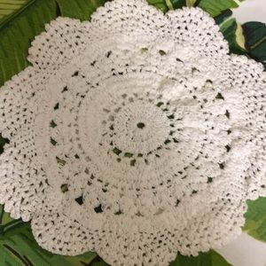 Doily white with shaped edges